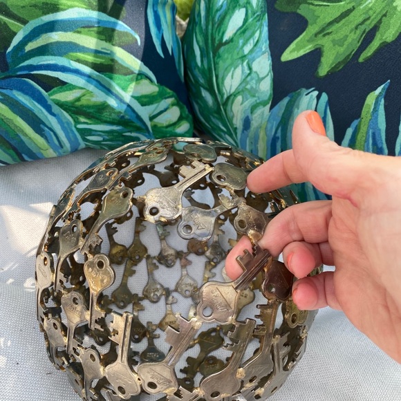Beautiful, unique sphere made entirely of keys - Picture 3 of 6